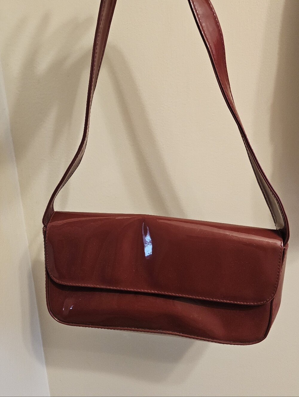 Sleek Patent Leather Shoulder Bag in Red